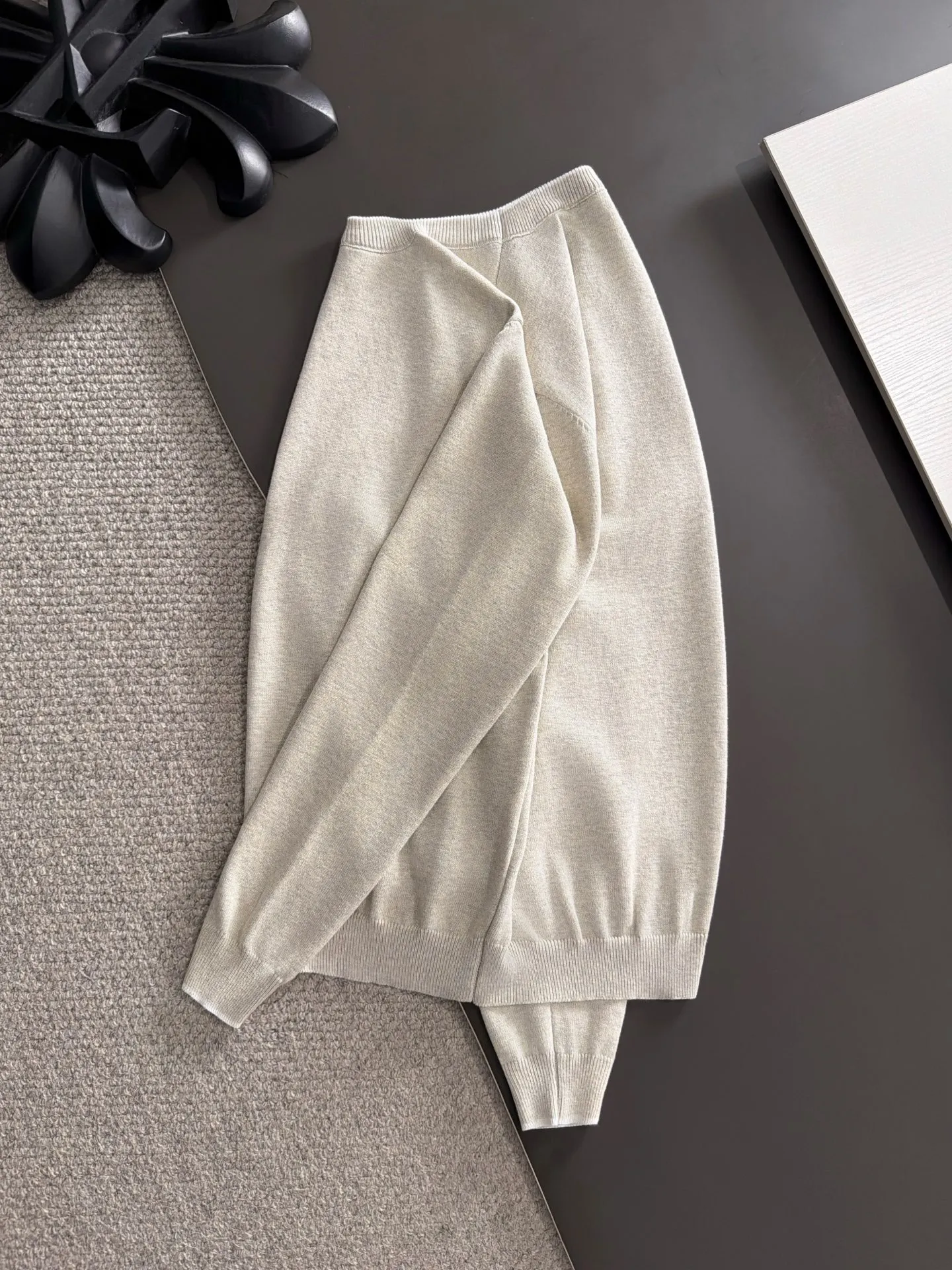 Next day shipment LP high quality Loro Piana 26ss autumn and winter New Arrival knitted sweater long sleeves Made of one-on-one combed cotton yarn knitted fabrics, no pressure in and out of the counter Exclusive control of raw materials It feels substantial when weighed, and the upper body is more textured than ordinary T-shirts. This texture can handle the weather easily and is suitable for both hot and cold! Loose fit design, looks noble. The only correct version is available Size: M to XXXL